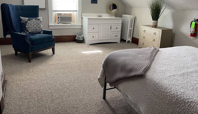 Contemporary 2 bedroom loft in Downtown Bedford