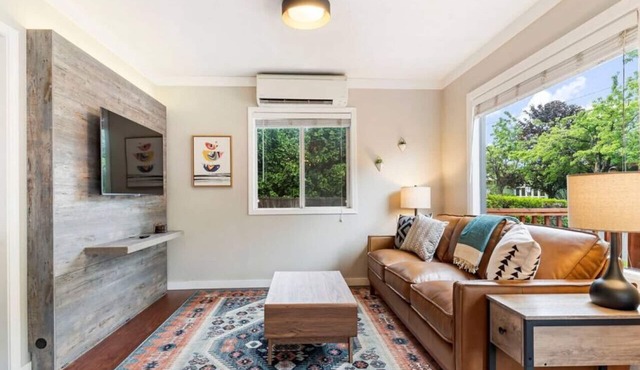 Contemporary 2-Bedroom Retreat: Near UP and St. Johns