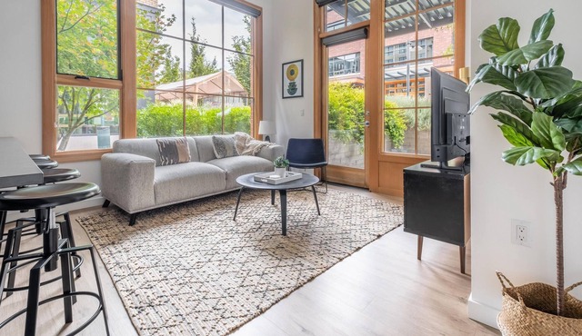 Contemporary 2 BR Apartment in Portland + Parking