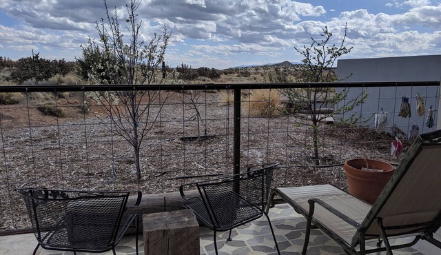 Contemporary 2 br close to town, w/views and hiking to high desert behind house