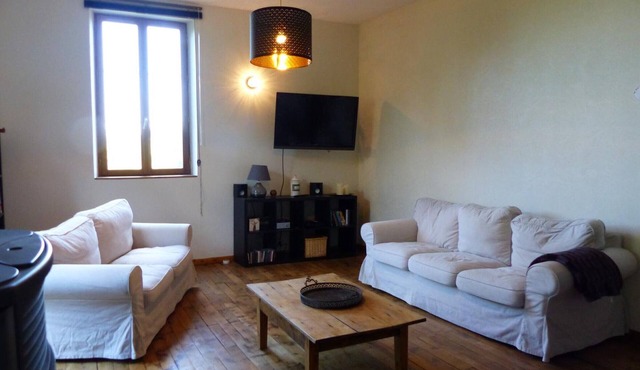 Contemporary 2-BR Getaway with Private Terrace, Near Scenic Hikes & Spa (Apr-Sep)