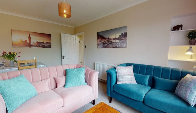 Contemporary 2 Bed Apartment With Private Garden