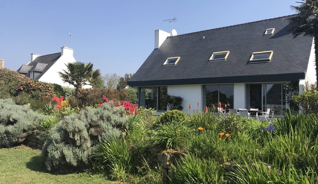 Contemporary 200m2 house 100m from the beach