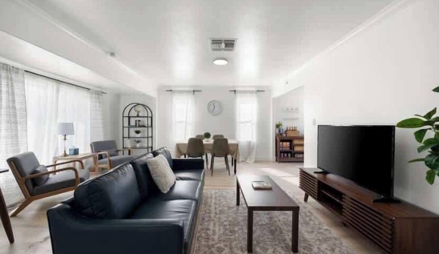 Contemporary 2B/1BA Pad in the Prime of Sacramento