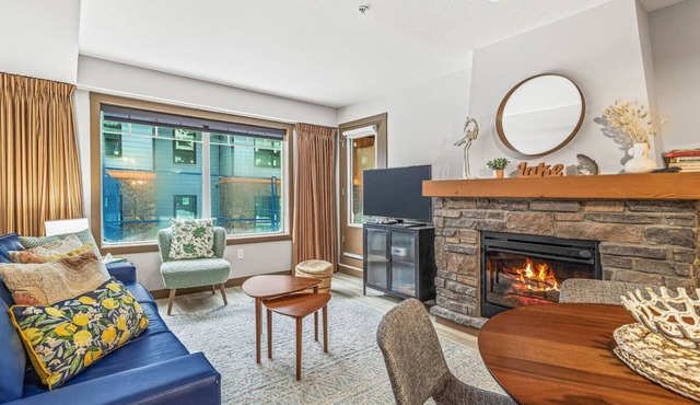 Contemporary 2BR w/hot tub and Mountain Views