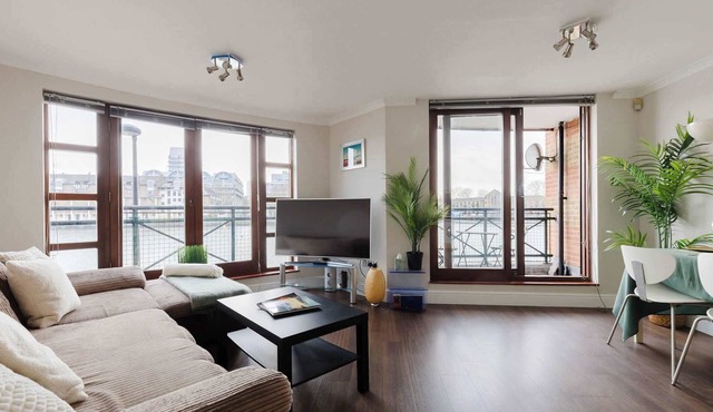 Contemporary 2BDR Flat with Waterside Views