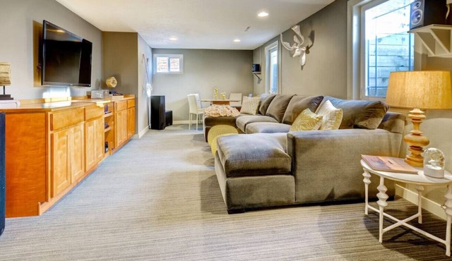 Contemporary 2bd Lower Level Apt
