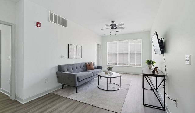 Contemporary 2BR/2BA with Great Amenities