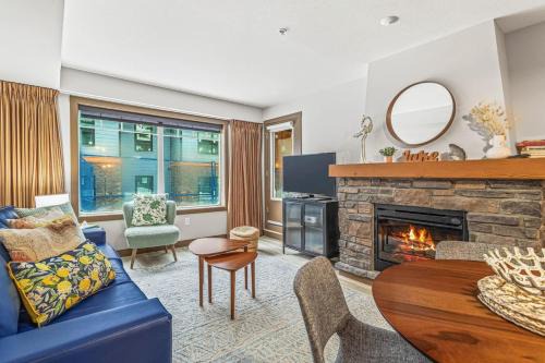 Contemporary 2BR with hot tub and Mountain Views