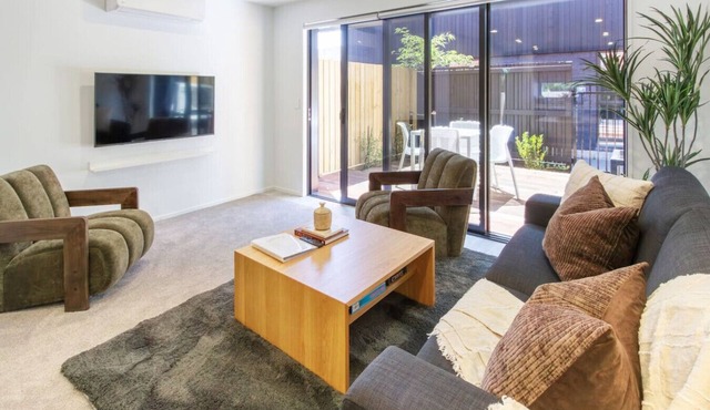 Contemporary 2BR Stay for 6 with Private Patio