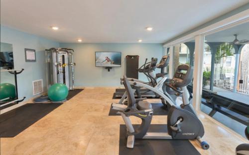 Contemporary 2BR Stay - Pool and Gym and Grill Area