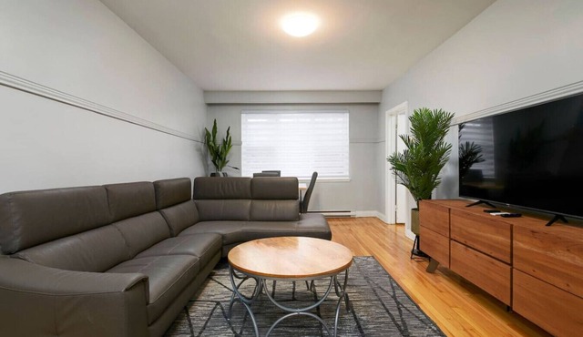 Contemporary 2BR – Stylish Comfort on MTL West