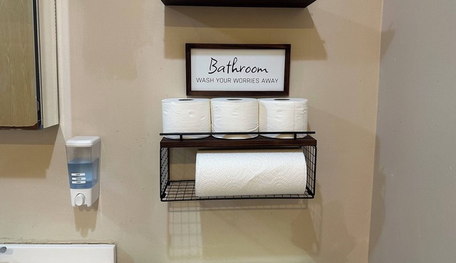 Contemporary 3 Bd Home w/ Jacuzzi Tub