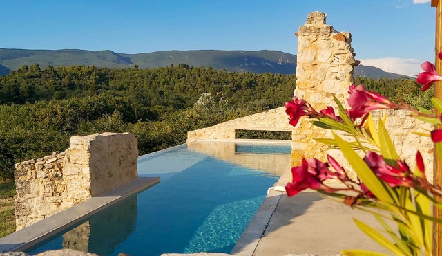 Contemporary 3-bed House With Infinity Pool and Countryside Views