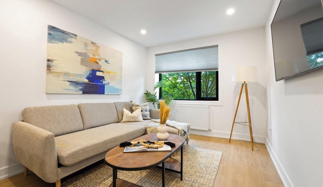 Contemporary 3 Bedroom Apt in Midtown Toronto
