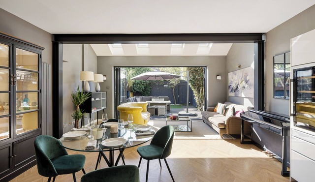 Contemporary 3 bedroom house with garden