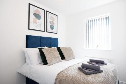 Contemporary 3 Bedroom Home with Garden & Parking