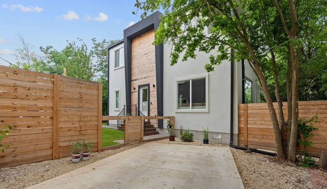 Contemporary 3-Bedroom home in South-central Austin. Tall ceilings, private yard