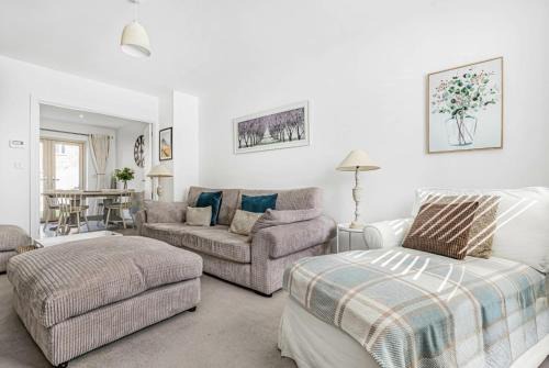 Contemporary 3 Bedroom home in Launton Village - close to Tythe Barn, Bicester Shopping & Bicester Heritage