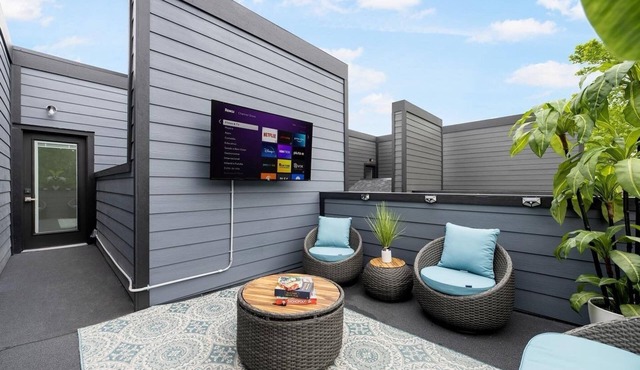 Contemporary-3 Bedroom-Rooftop in the Heart of Downtown Conroe