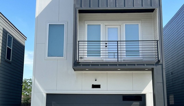 Contemporary 3 BR 2.5 BA Townhouse Near Downtown(5 mins)+Medical Center(15 mins)