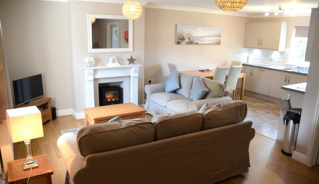 Contemporary 3bed cottage w/garden,5 mins to beach