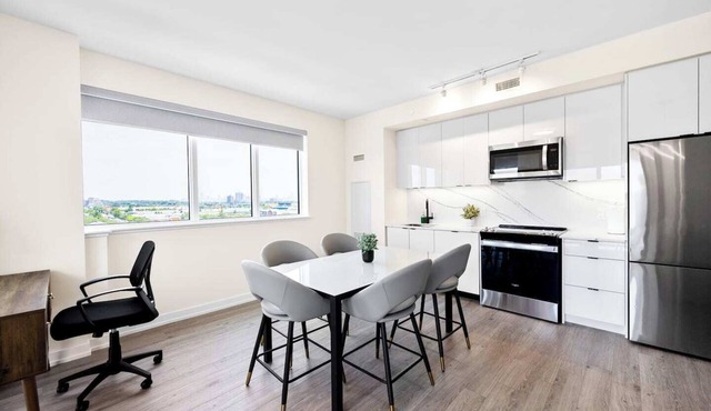 Contemporary 3BR+Den Suite Overlooking the City near High Park