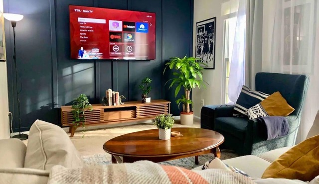 Contemporary 3BR: Large Patio, TVs in Every Room. Heart of Montgomery Village