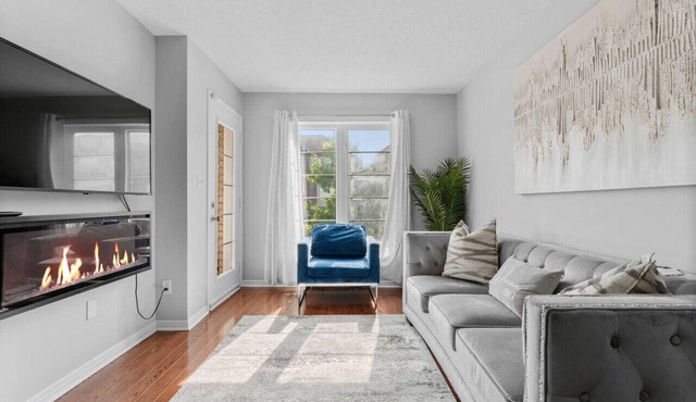 Contemporary 3BR Townhouse in Ajax: Cozy & Central