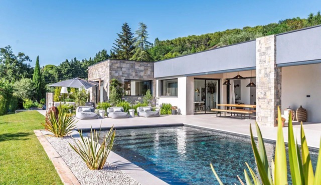 Contemporary 4-bedroom villa with pool