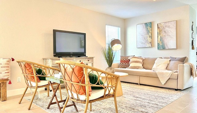 Contemporary 4-Bed Home Steps from Downtown & ATT Center