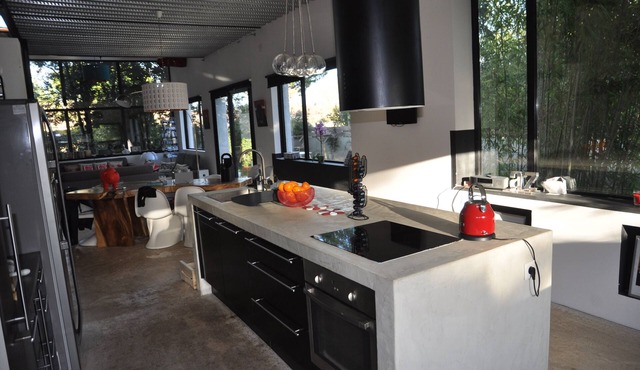 Contemporary 4-bedroom villa close to the beach