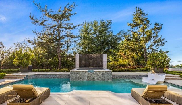 Contemporary 5 Bed Villa | Gated | Pool | jacuzzi