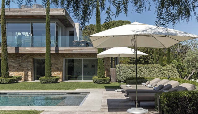 Contemporary 5-Bedroom Villa with Heated Pool near Sandy Beach