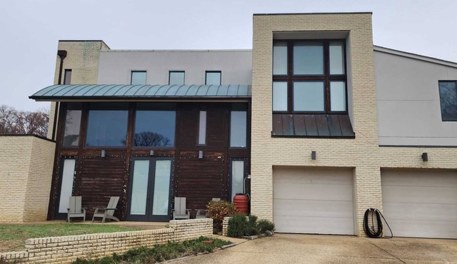 Contemporary 5BR house Minutes to DC. Perfect for large groups or events