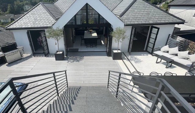 Contemporary 6-bedroom house with gym & Cinema & hot tub - sleep 18