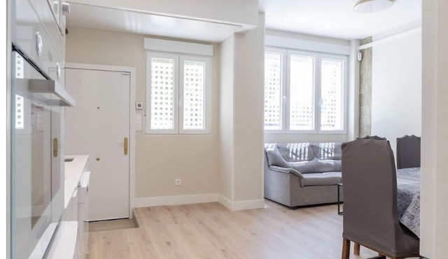 Contemporary 6BD Apartment for 12, Las Ventas