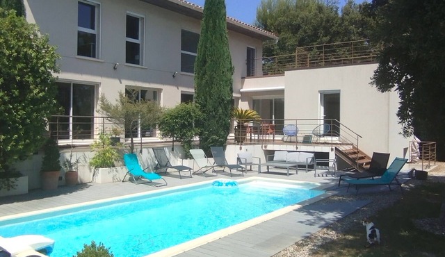 Contemporary air-conditioned villa with pool and garden; very close to Avignon.