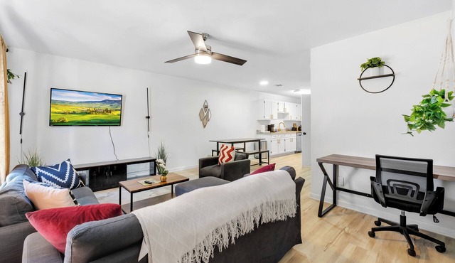 Contemporary and Lux Townhome - 5 mins to FSU