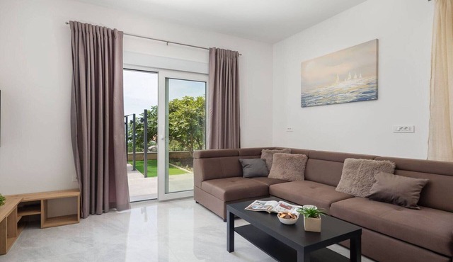 Contemporary Apartment with Terrace and Spacious Garden - Two Bedroom Apartment with Terrace