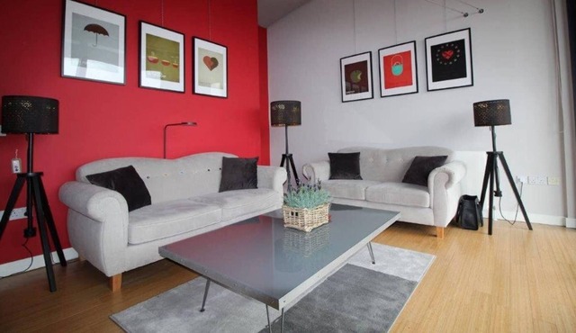 Contemporary Apartment (B) with Cosy Balcony Altrincham, 8 miles from Manchester