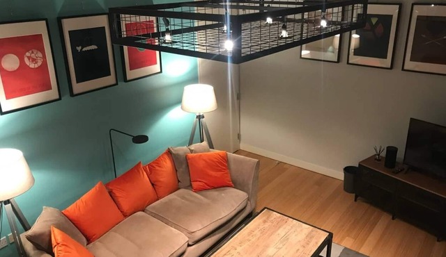 Contemporary Apartment (C) with balcony Altrincham, 8 miles from Manchester