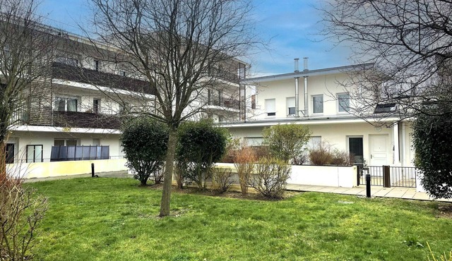 Contemporary Apartment in Epernon with Rooftop, Close to Train Station