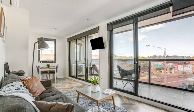 Contemporary Apt, cafes, wifi, trams & parking