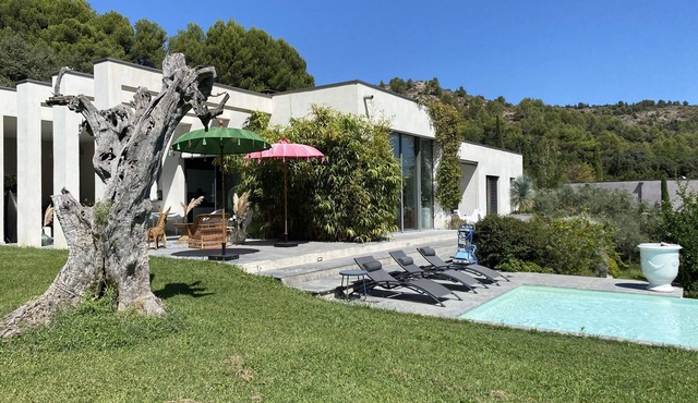 Contemporary architect-designed house at the foot of the Luberon mountains