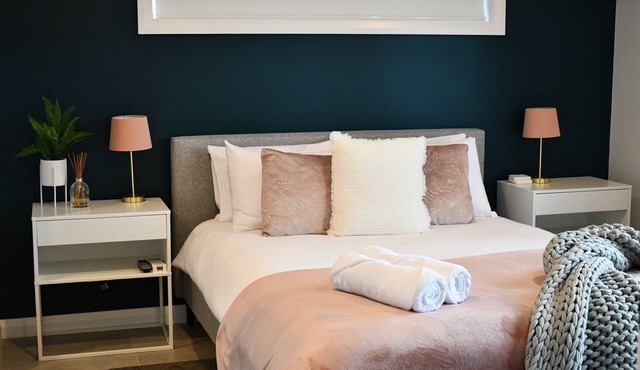 Contemporary B&B with Ensuite, Kitchenette and Separate Entrance