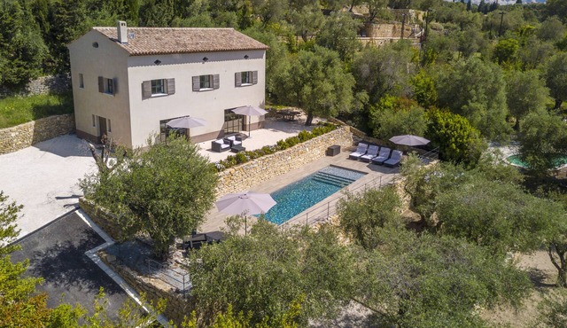 CONTEMPORARY BASTIDE CLOSE TO GOLF AND 15 MINUTES FROM CANNES
