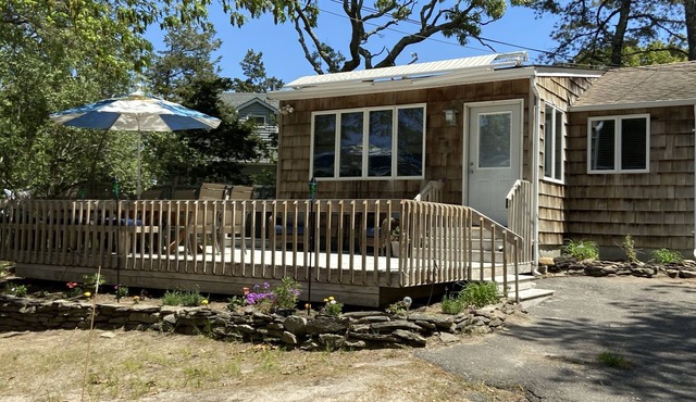Contemporary Beach Cottage - Walk to Bay, Minutes from Ocean