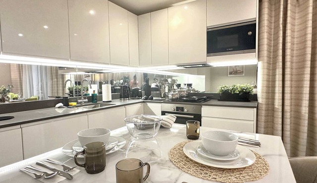 Contemporary Bromley Penthouse with Balcony & Scen