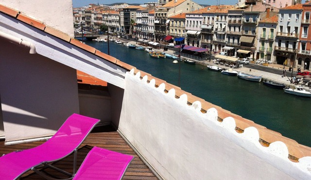 Contemporary bright apartment on Quai Royal with large terrace Sèt